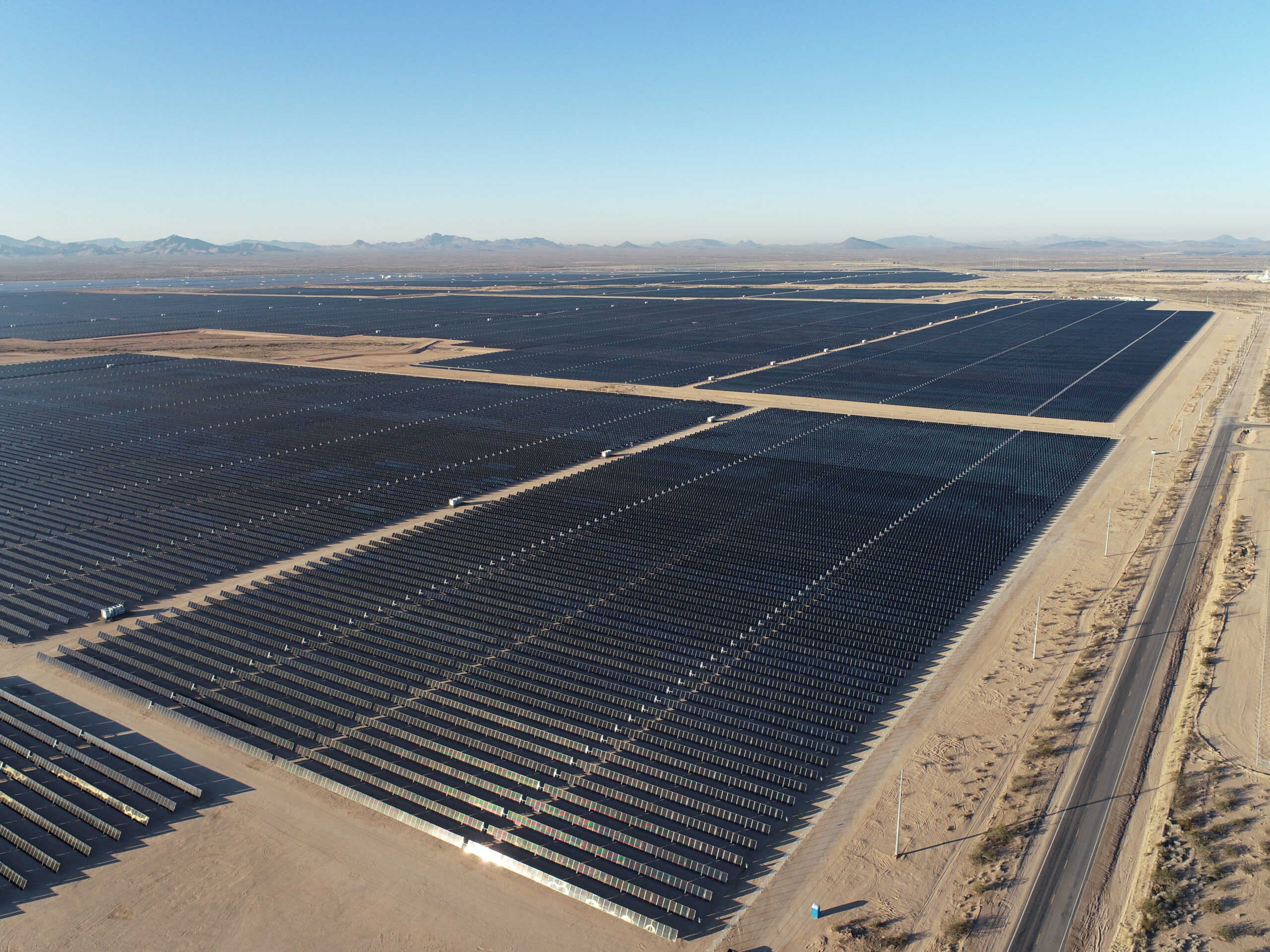 A desert landscape with thousands of solar panels