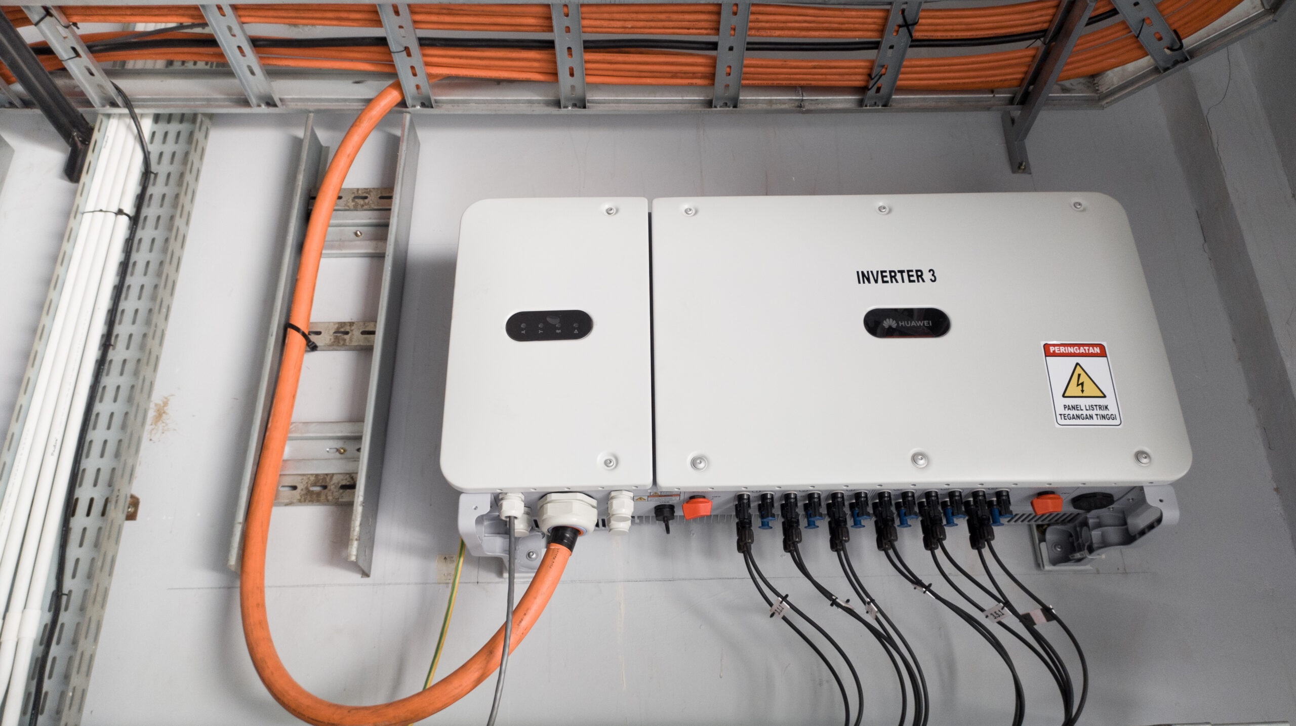 Solar inverter unit and electrical control equipment at a photovoltaic installation